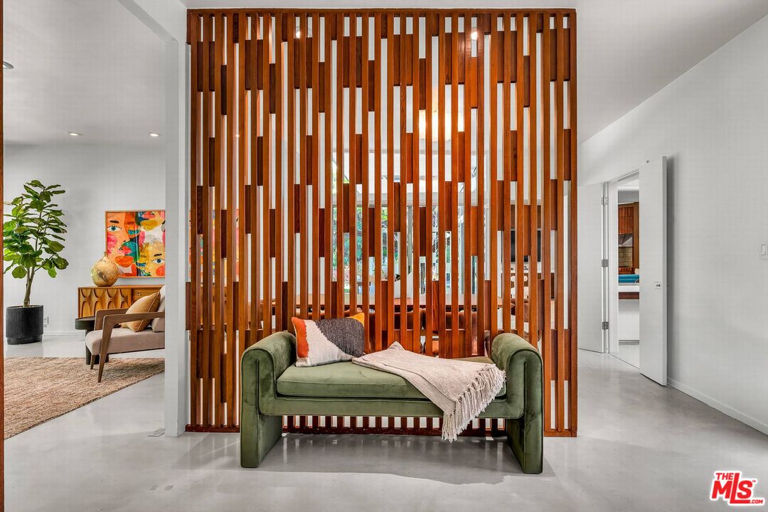 3700 Hayvenhurst Ave