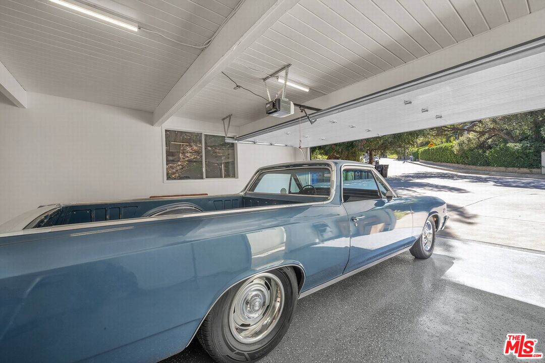 3700 Hayvenhurst Ave