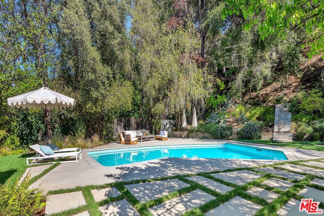 3700 Hayvenhurst Ave