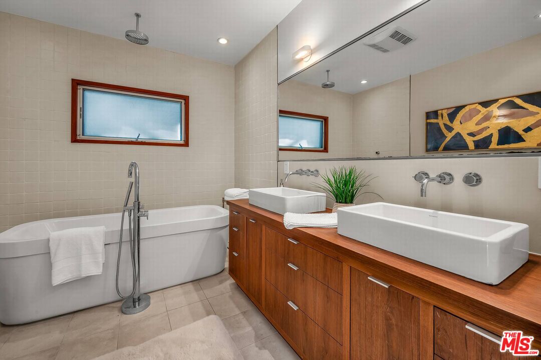 3700 Hayvenhurst Ave