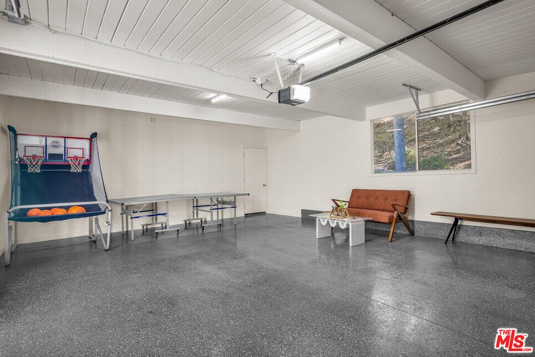 3700 Hayvenhurst Ave