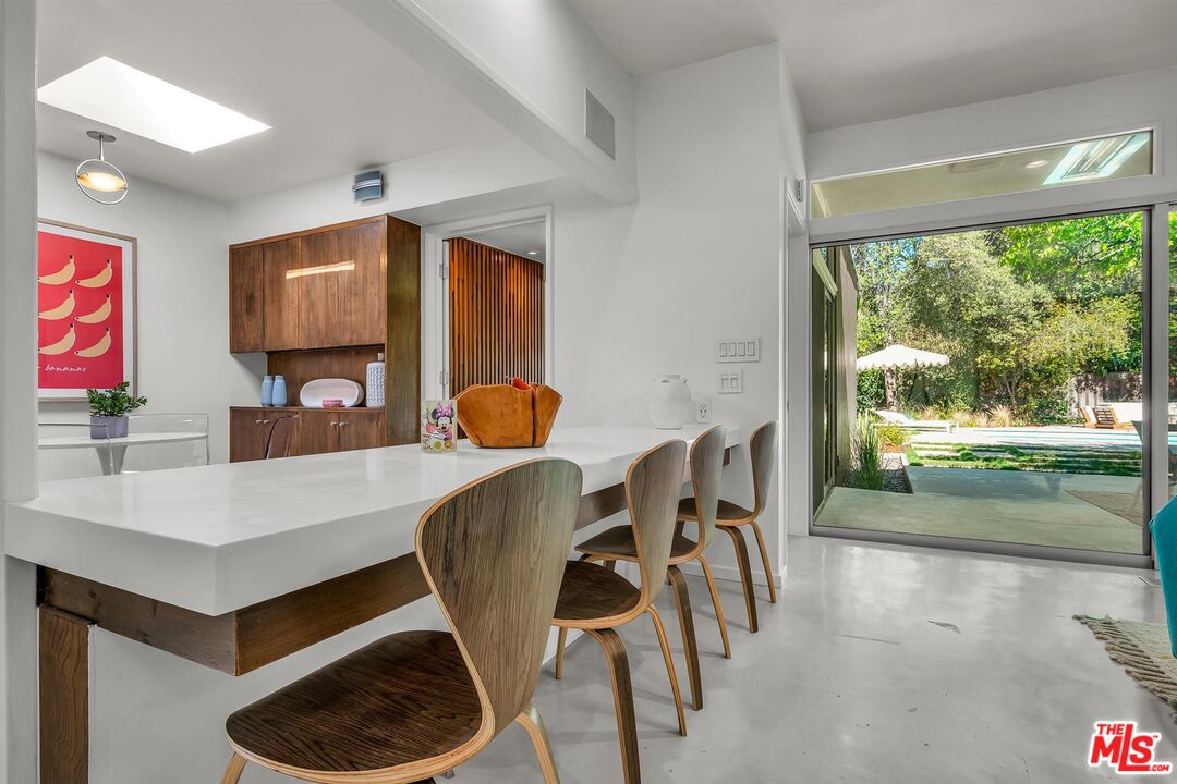 3700 Hayvenhurst Ave