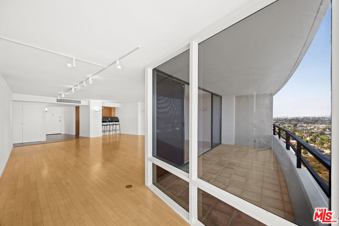 4316 Marina City Dr Unit: 1033