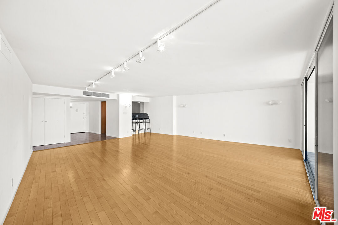 4316 Marina City Dr Unit: 1033