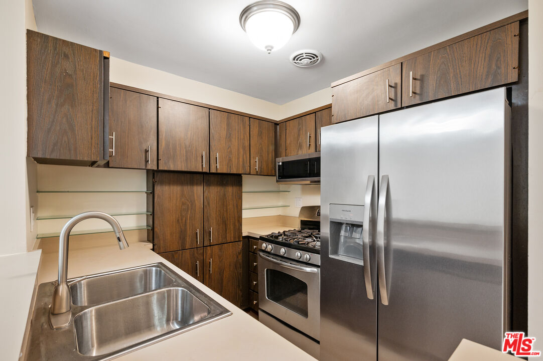 6605 Green Valley Cir Unit: 109