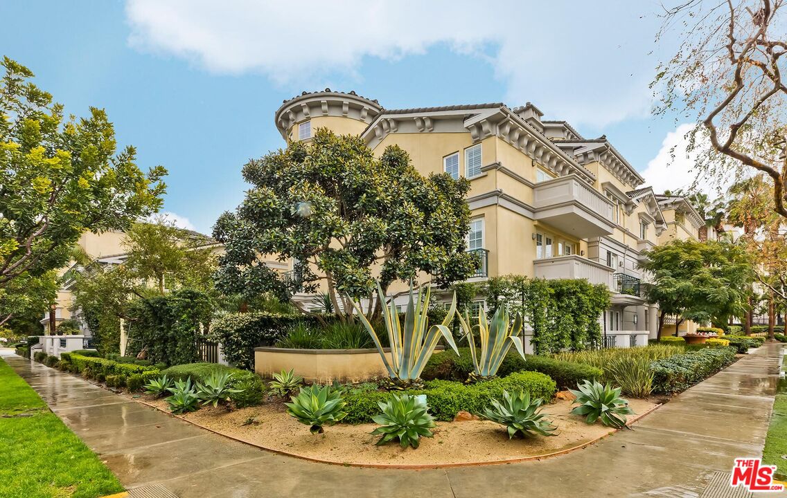 7101 Playa Vista Dr Unit: 304