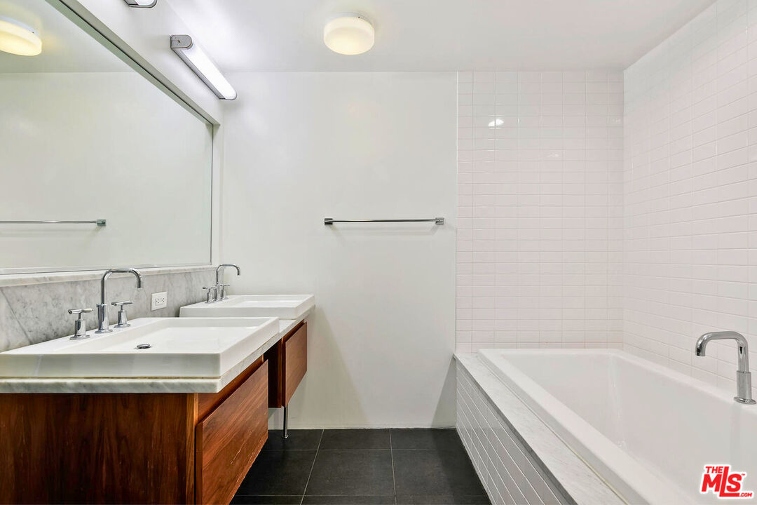 1046 PRINCETON DR Unit: 201