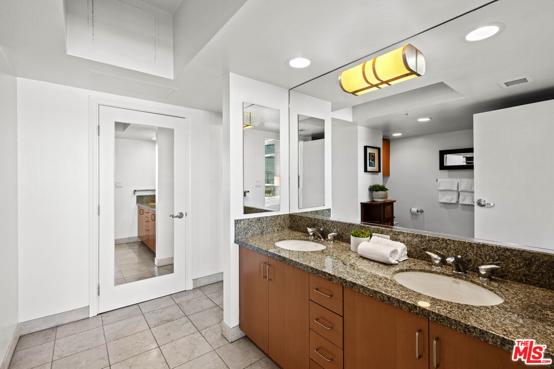 13700 Marina Pointe Dr Unit: 1007