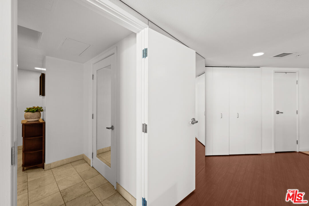 13700 Marina Pointe Dr Unit: 1007