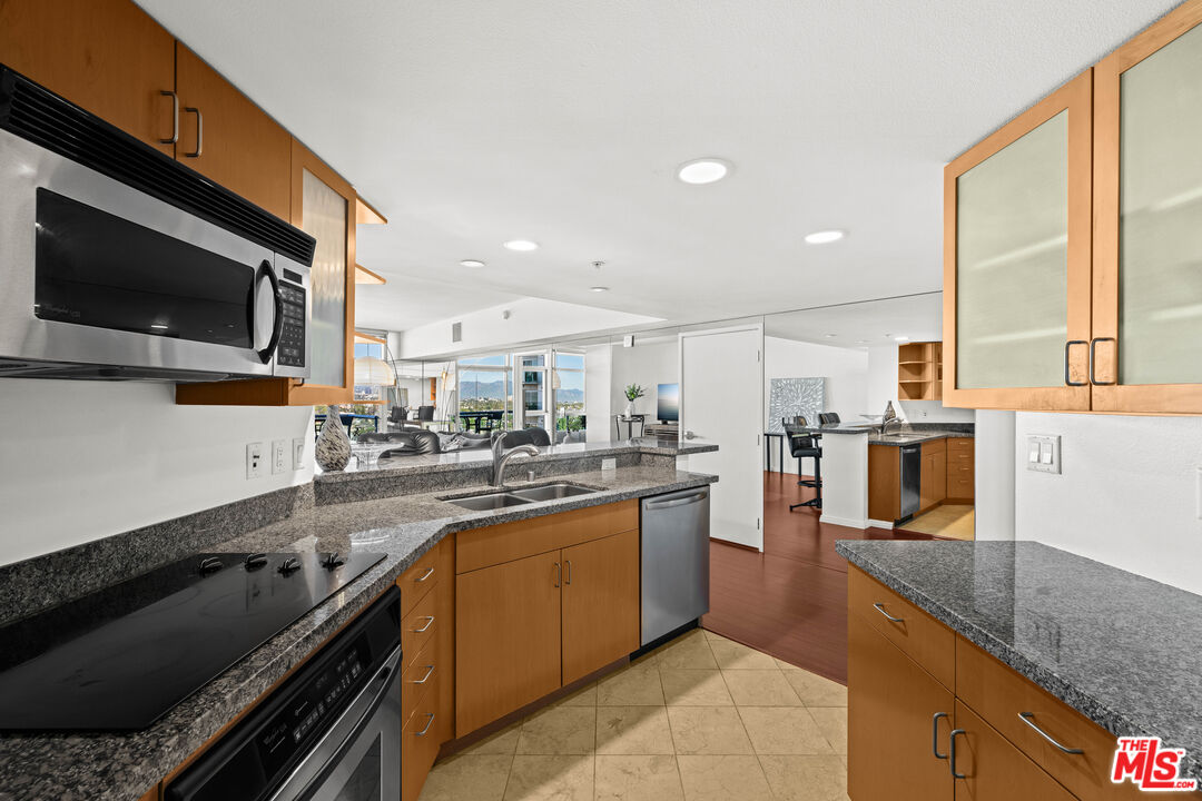 13700 Marina Pointe Dr Unit: 1007