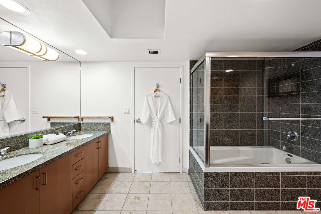 13700 Marina Pointe Dr Unit: 1007