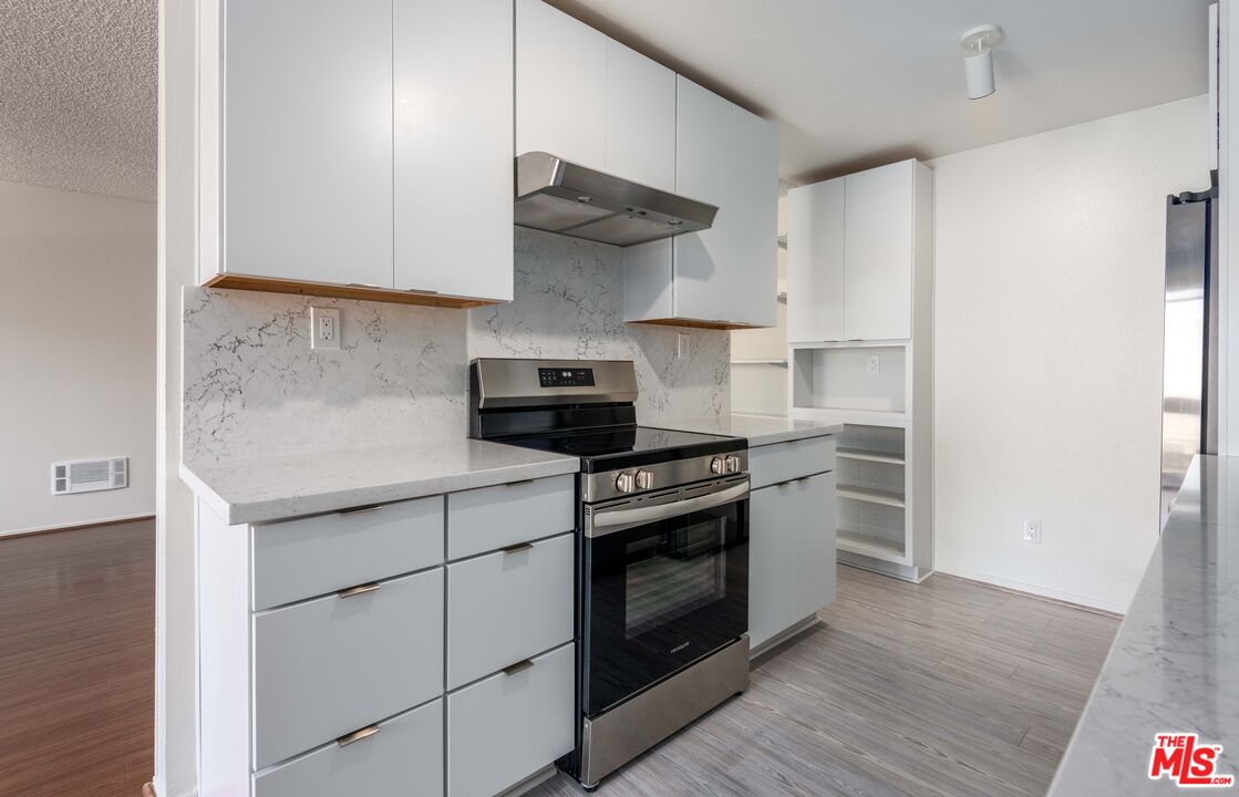 6050 Canterbury Dr Unit: E214