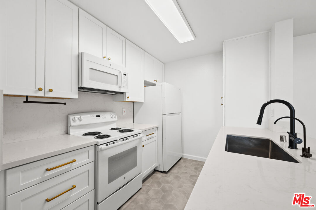 4900 Overland Ave Unit: 270