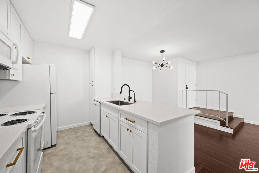 4900 Overland Ave Unit: 270