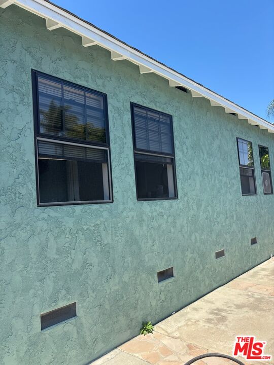 3497 Redwood Ave