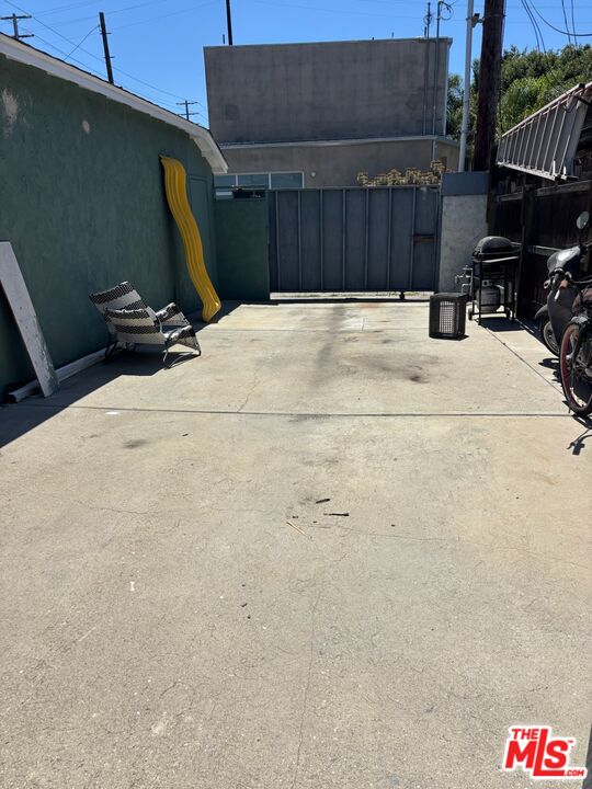 3497 Redwood Ave