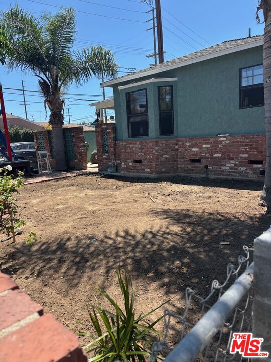 3497 Redwood Ave