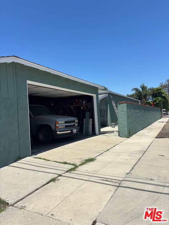 3497 Redwood Ave