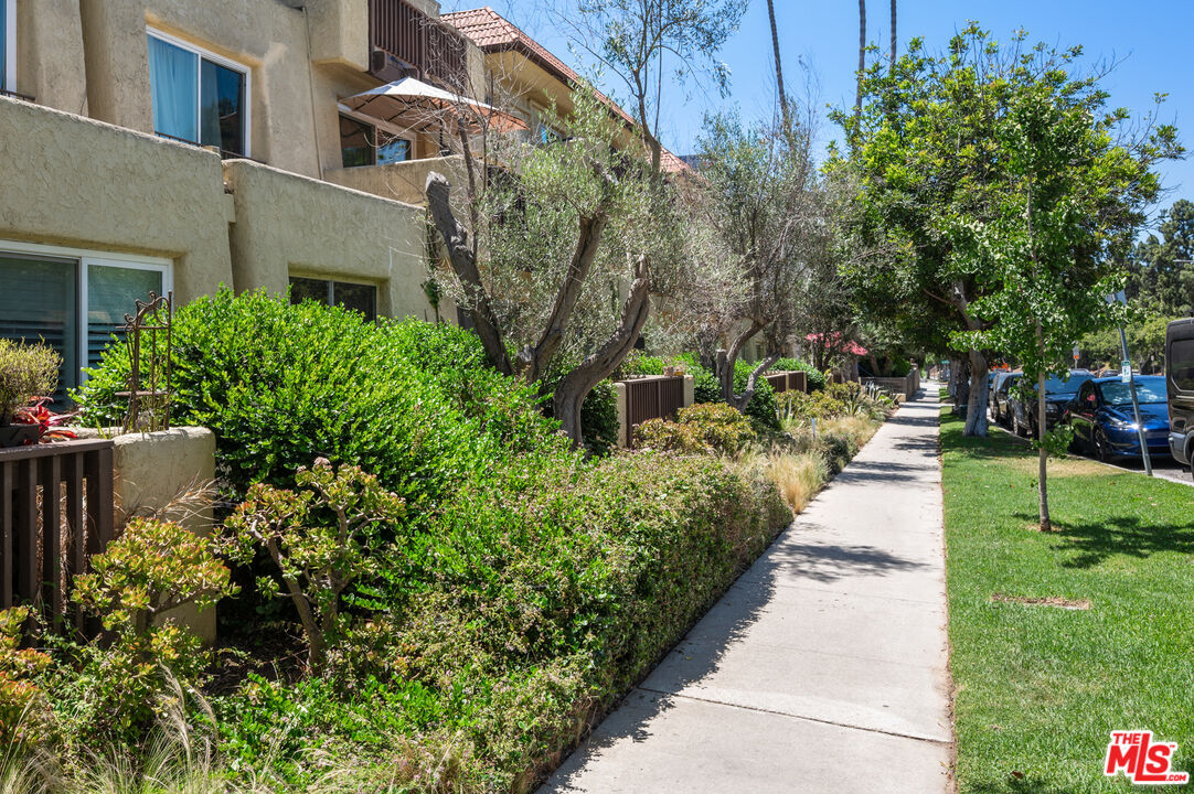 5950 Buckingham Pkwy Unit: 610