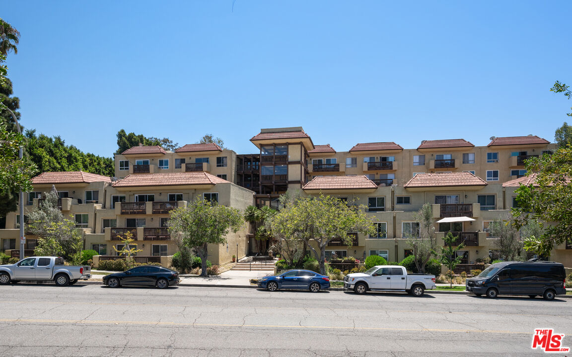 5950 Buckingham Pkwy Unit: 610