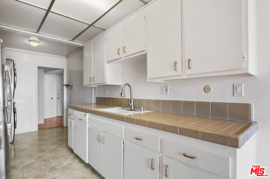 5950 Buckingham Pkwy Unit: 610