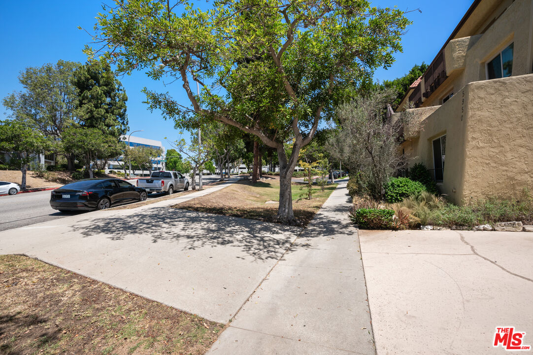 5950 Buckingham Pkwy Unit: 610