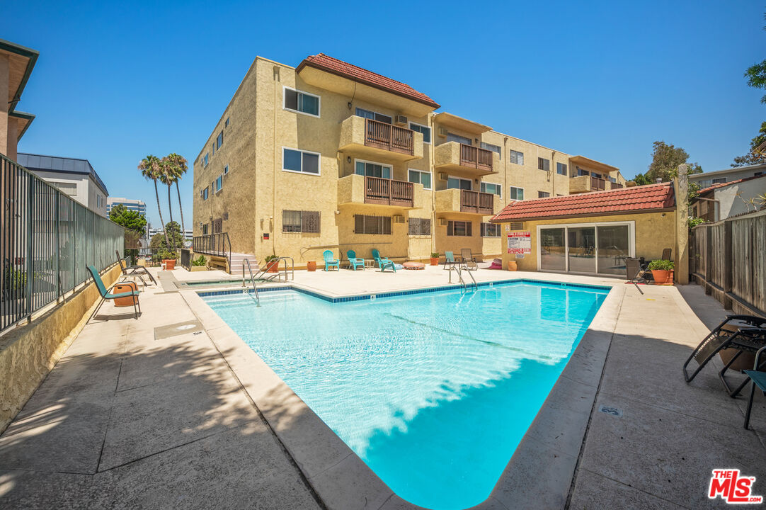 5950 Buckingham Pkwy Unit: 610