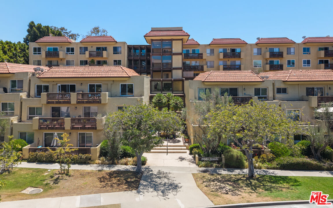 5950 Buckingham Pkwy Unit: 610