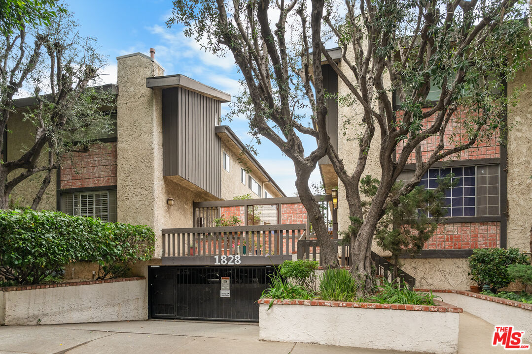 1828 Barry Ave Unit: 4