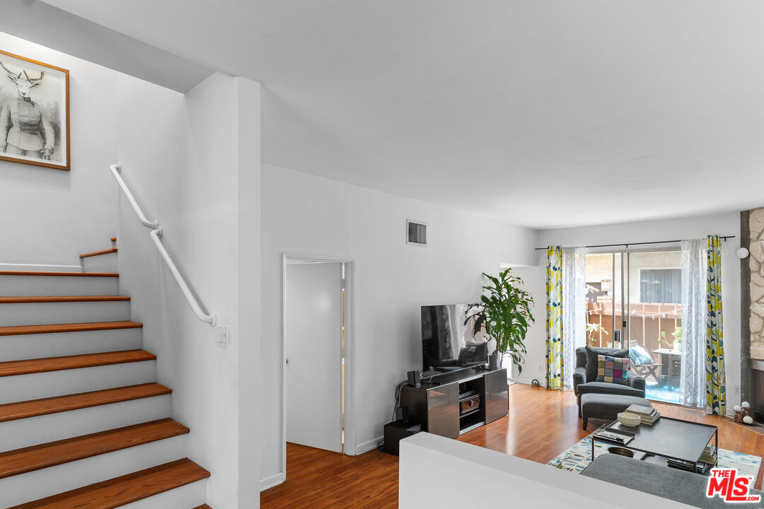 1828 Barry Ave Unit: 4
