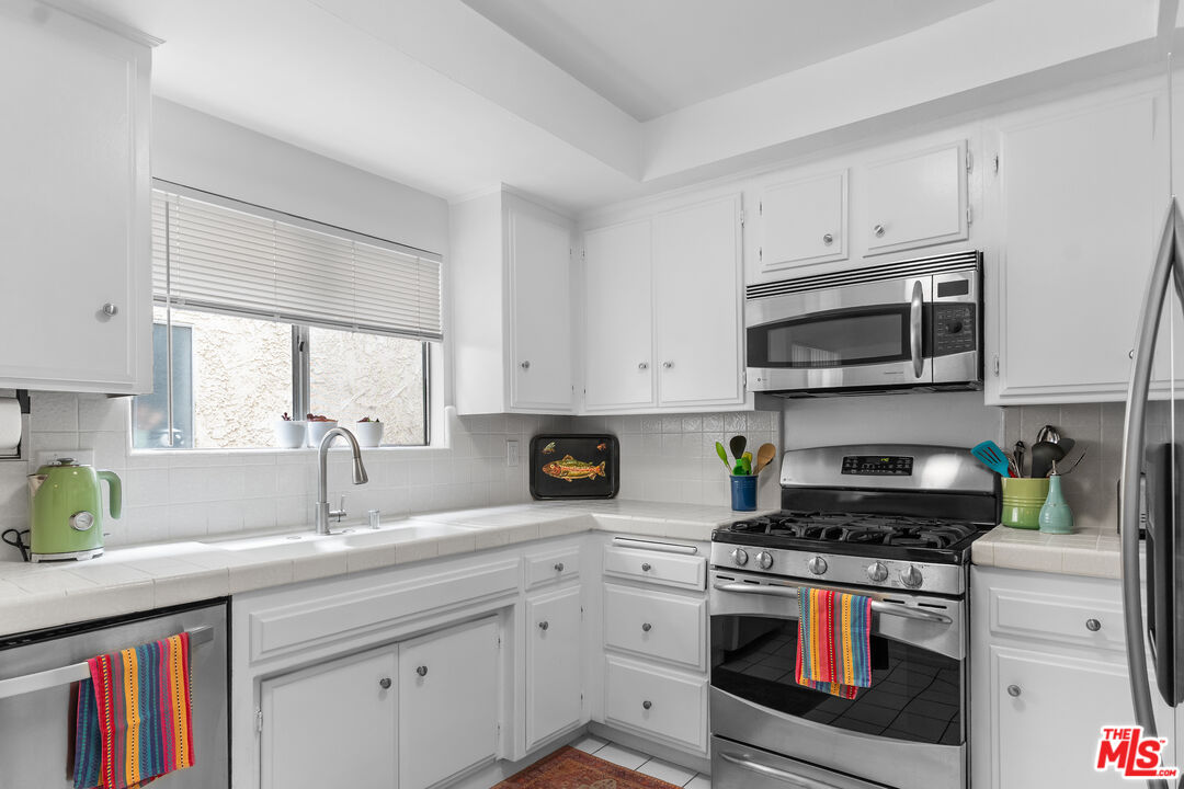 1828 Barry Ave Unit: 4