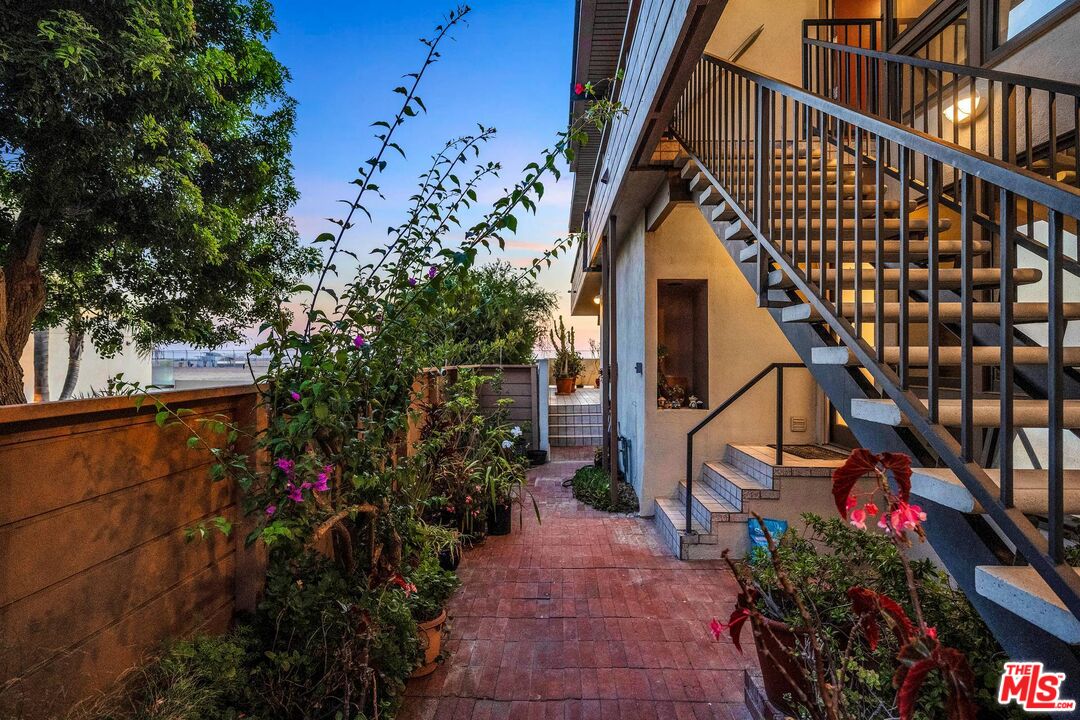 5317 Ocean Front Walk