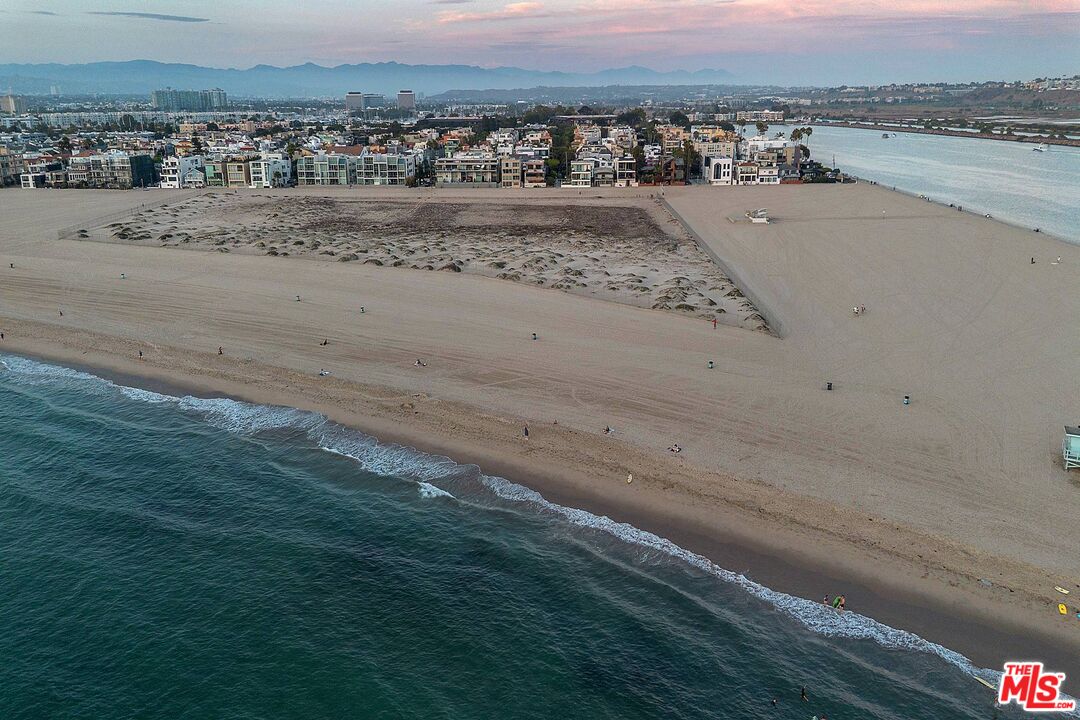 5317 Ocean Front Walk