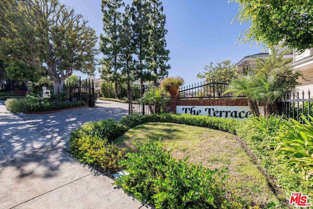 2204 The Terrace