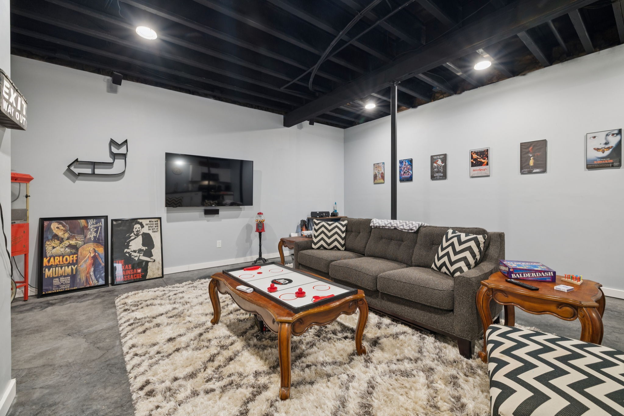 121 Regency Ln