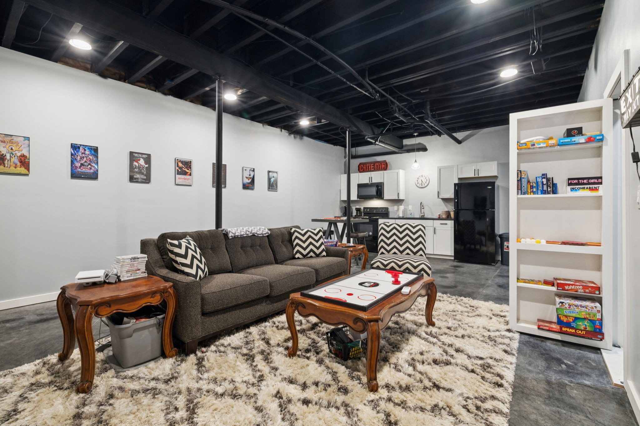121 Regency Ln