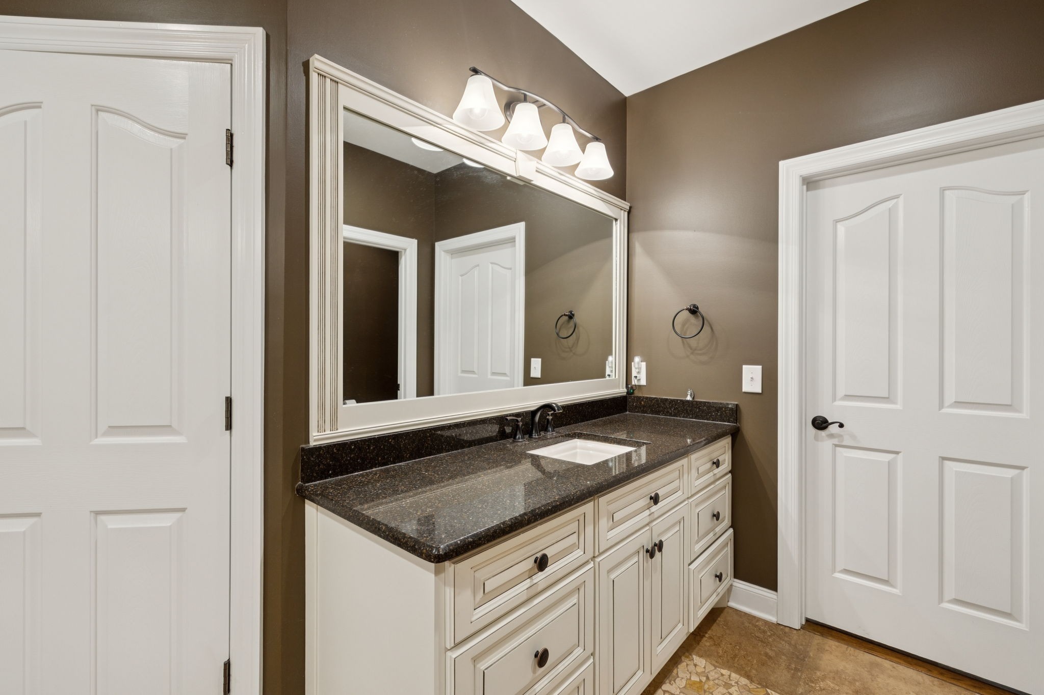 1204 Valarie Ln