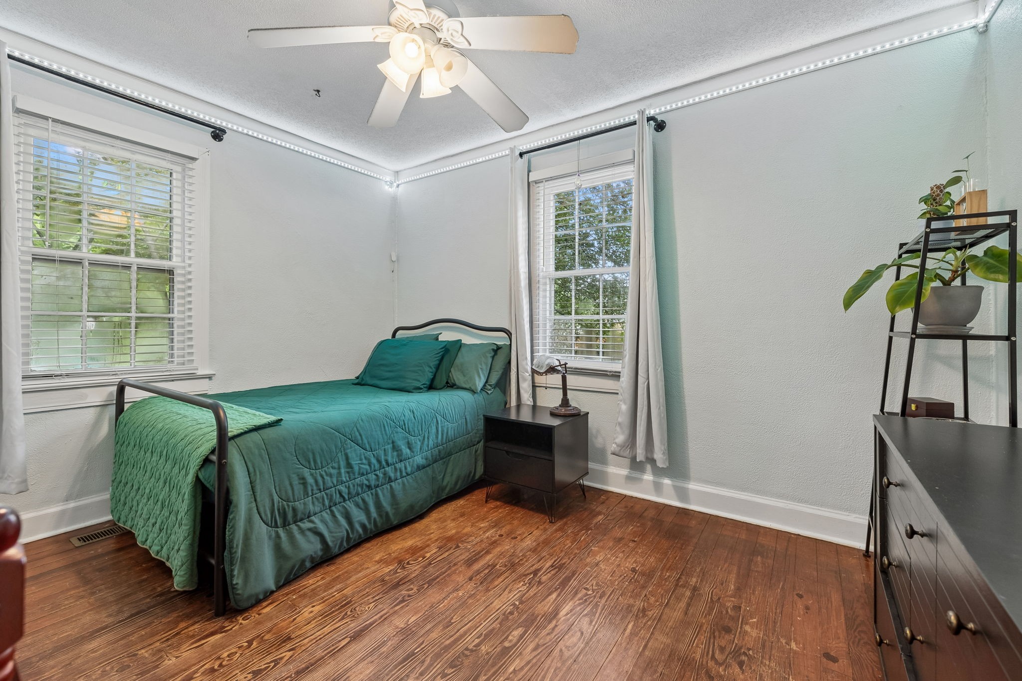 1804 Mars St