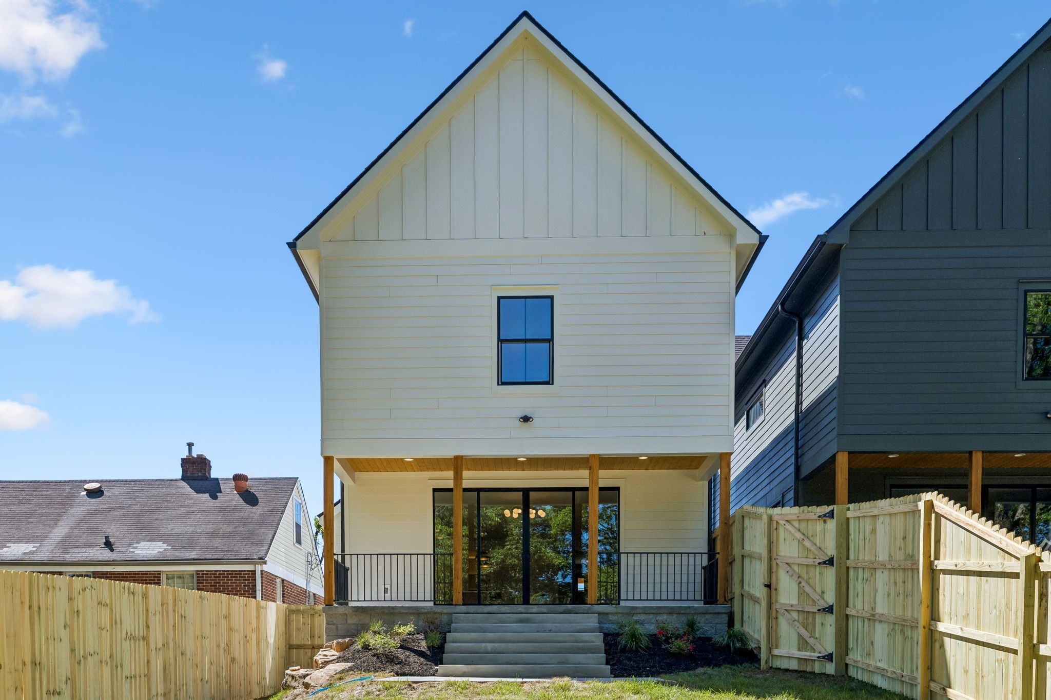 2820A Bronte Ave