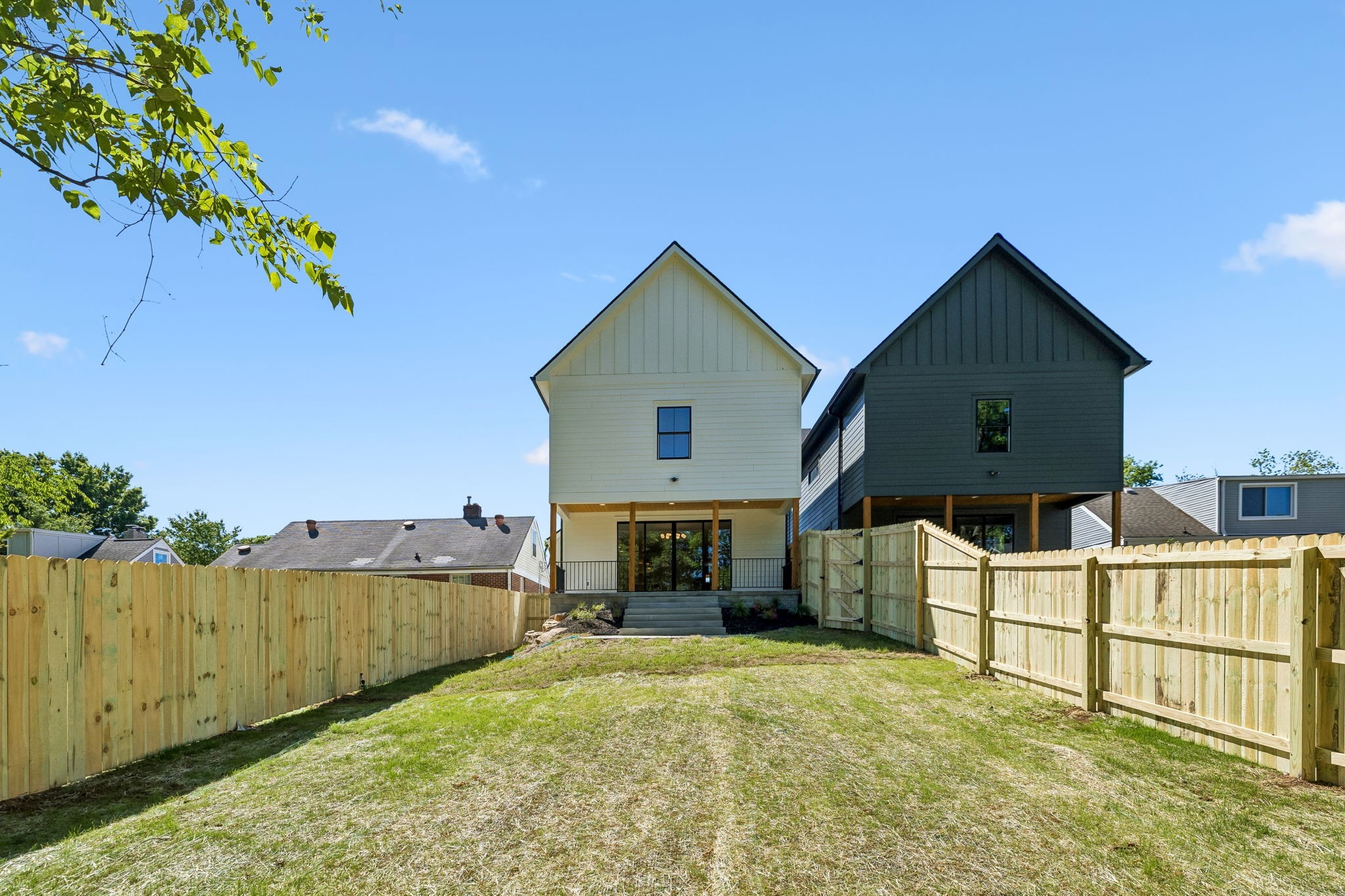 2820A Bronte Ave