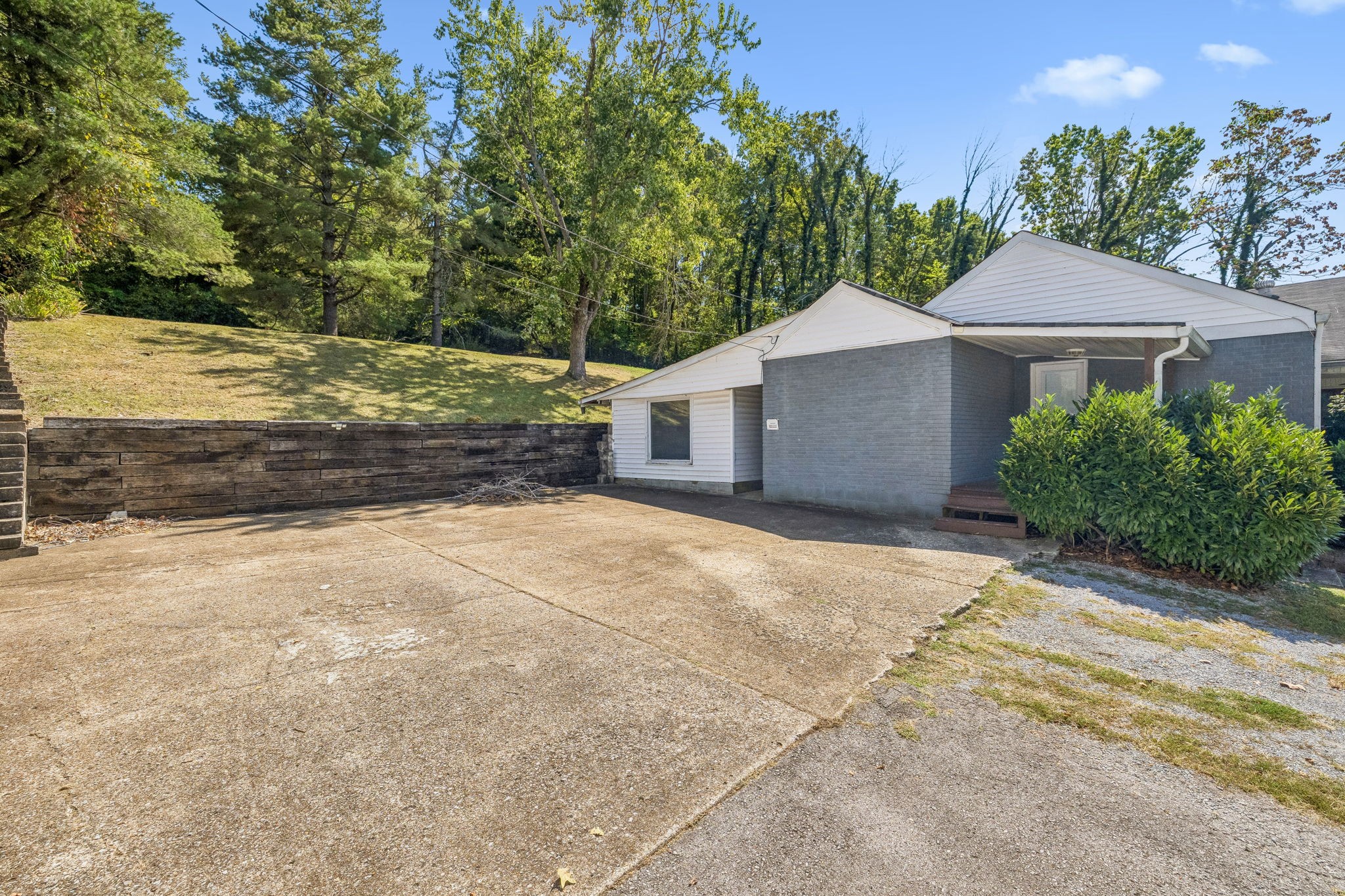 1332 S Dickerson Rd
