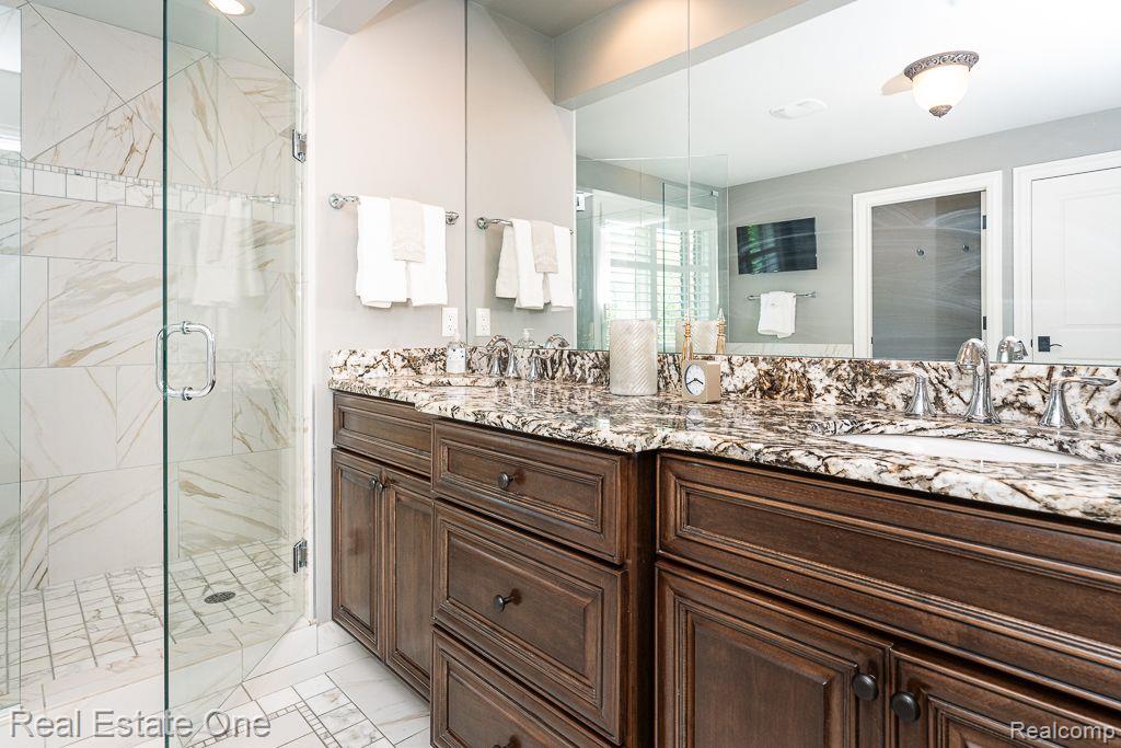 611 Wellington CIR