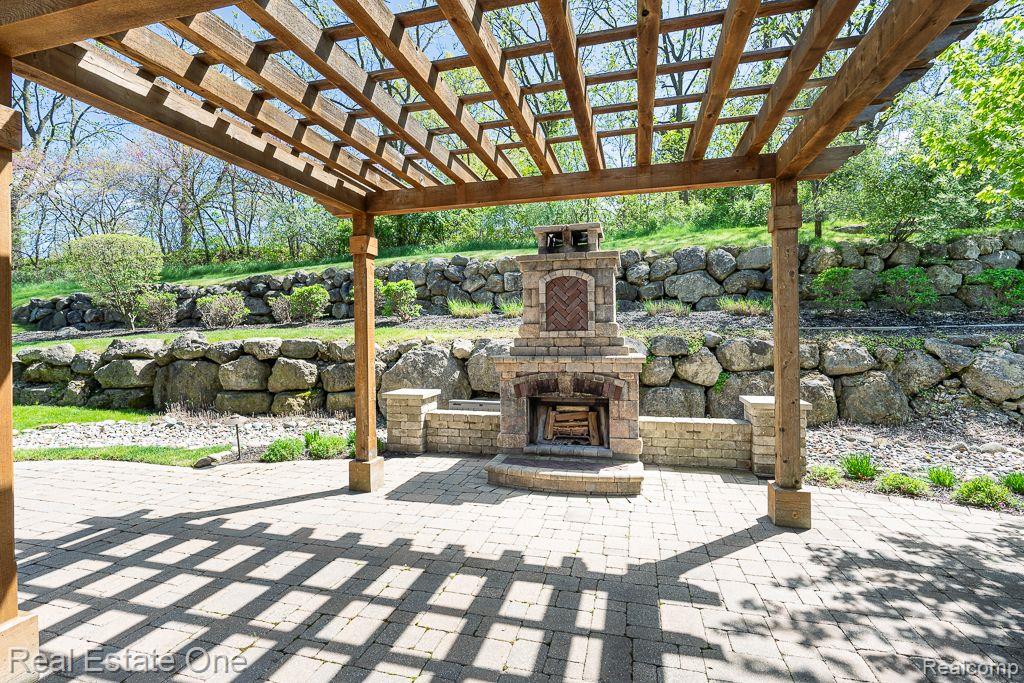 611 Wellington CIR