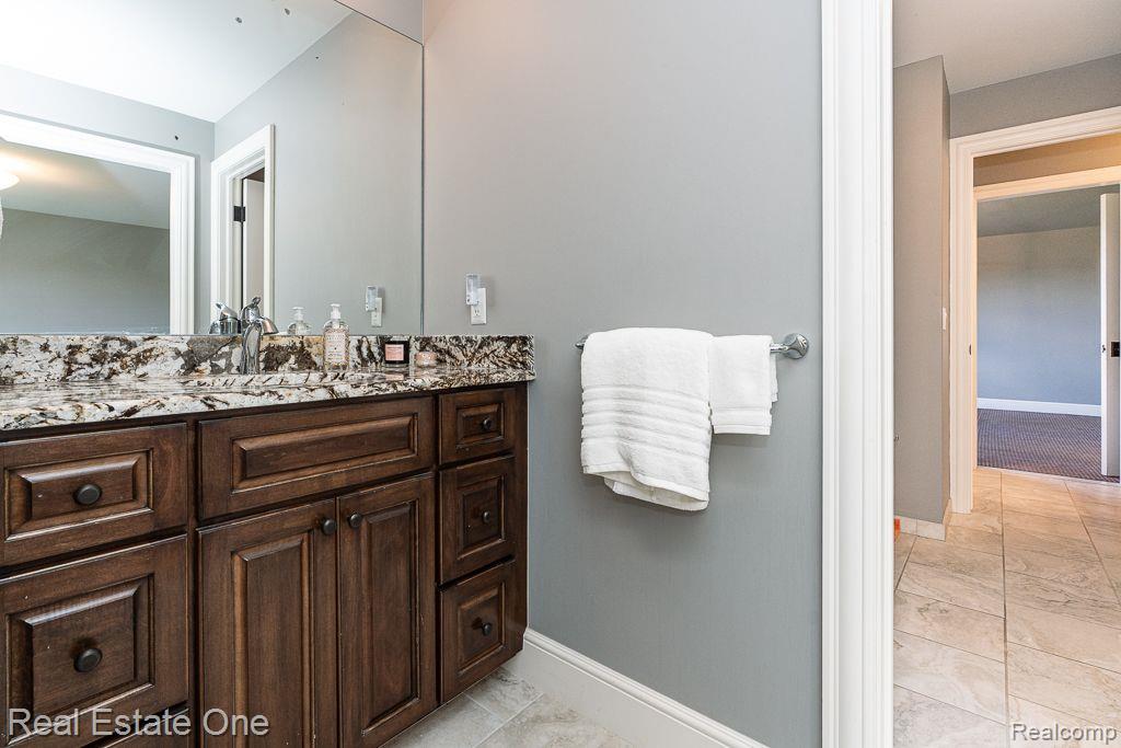 611 Wellington CIR