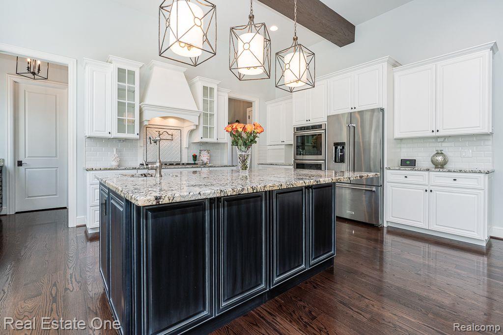 611 Wellington CIR