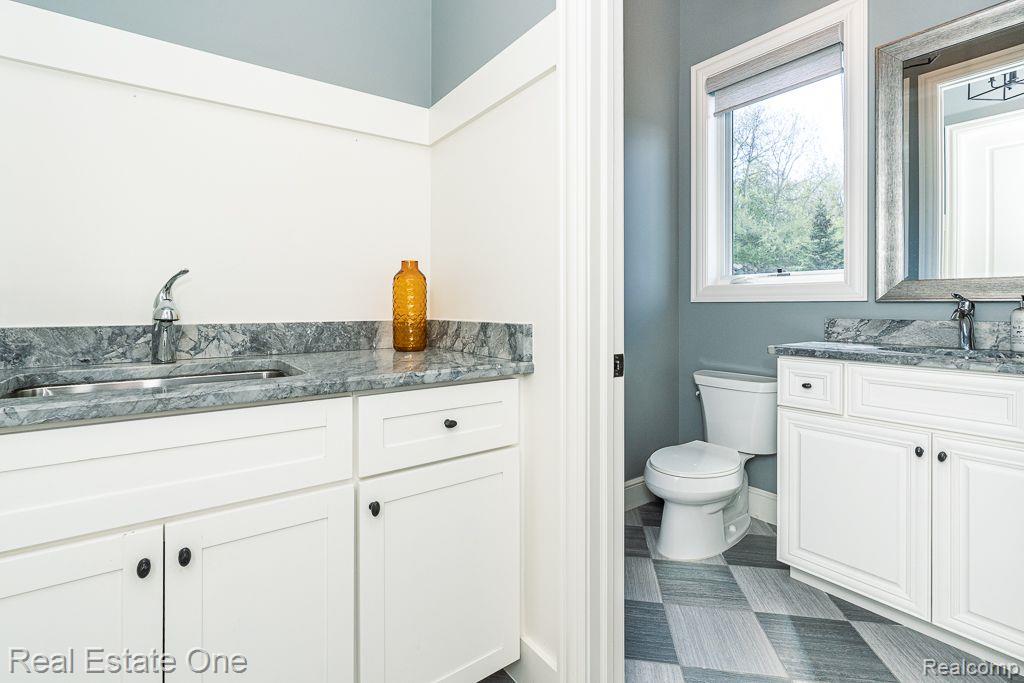 611 Wellington CIR
