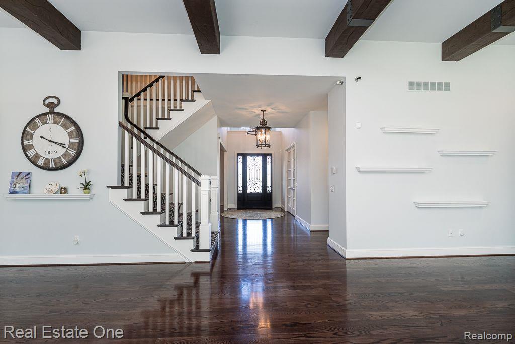 611 Wellington CIR