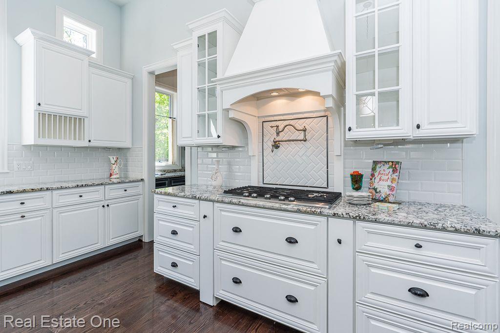 611 Wellington CIR