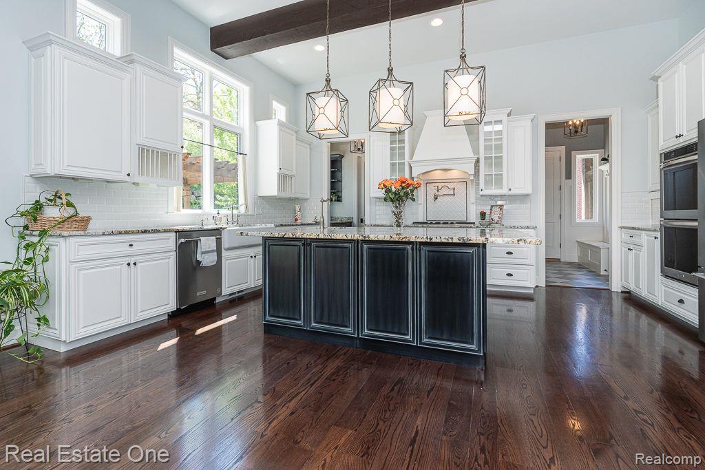 611 Wellington CIR