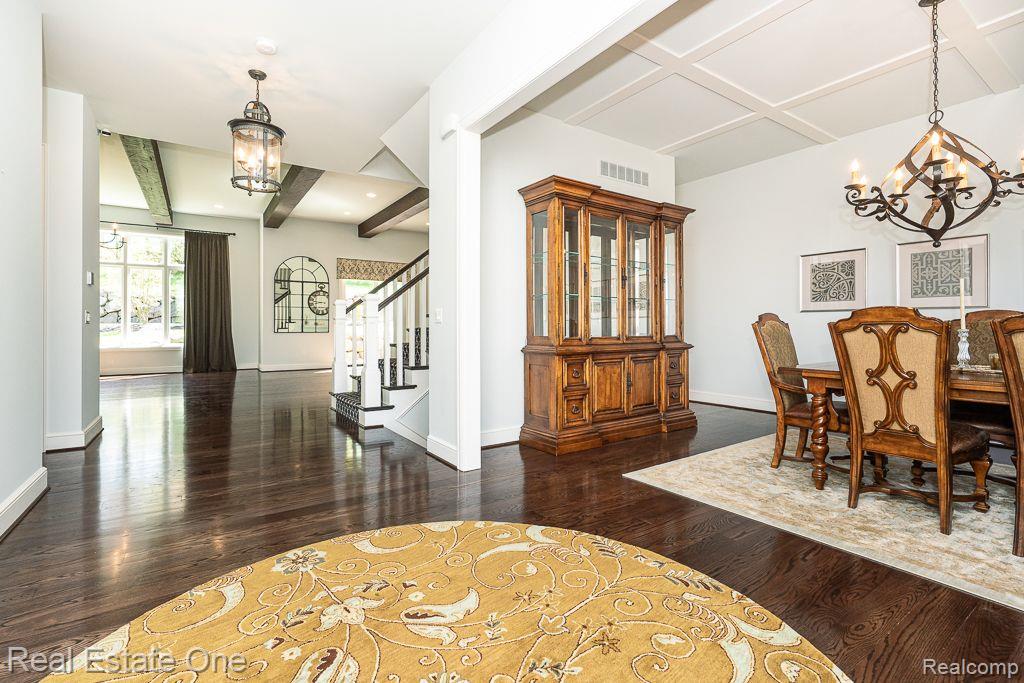 611 Wellington CIR